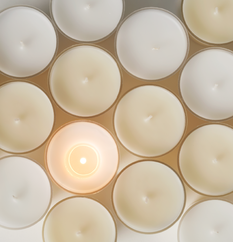 Bougies à vœu colorées dans la masse motif ruche - paire crème Bougies à vœu colorées dans la masse motif ruche - paire crème